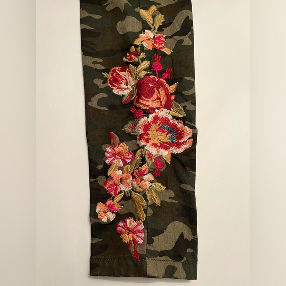 Coco + Carmen OMG Camo Jeans - Size S - Skinny and Stretchy - Picture 3 of 11